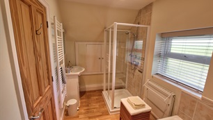 Belview Cottage Dorset - bathroom with shower 